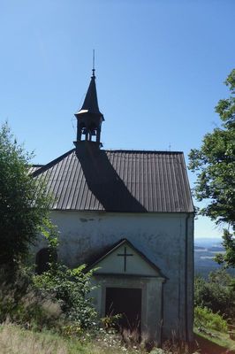  Kostel stojí na malém vršku vedle Malšína