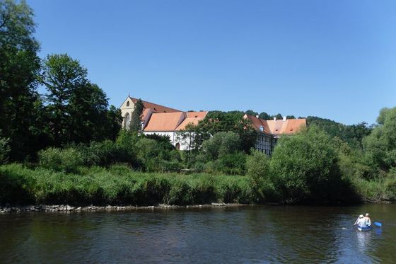 Vltava a Klášter ve Zlaté Koruně. Následoval výjezd do obce Štěkře a dále po úzkých silničkách směrem k Velešínskému nádraží.