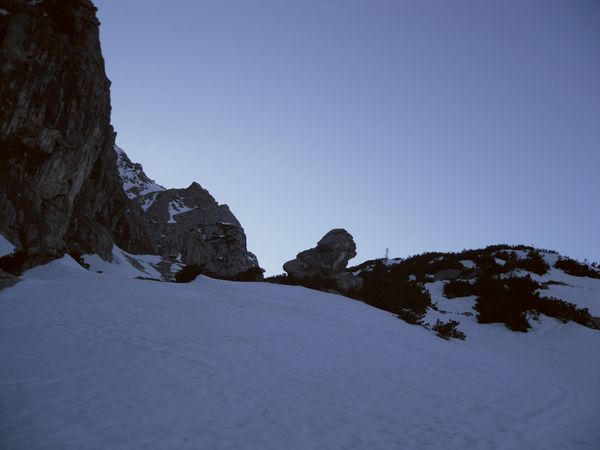 Po zdolání nepříjemné,asi včerejší  laviny(tato část cesty vlastně nebyla nikdy úplně v pohodě) jsme mohli konečně pokračovat na lyžích až do sedla Dietlbüheln a vlastně místo našeho noclehu.