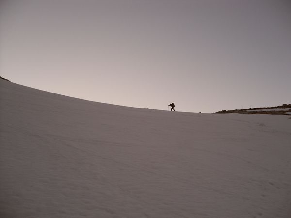 Po zdolání nepříjemné,asi včerejší  laviny(tato část cesty vlastně nebyla nikdy úplně v pohodě) jsme mohli konečně pokračovat na lyžích až do sedla Dietlbüheln a vlastně místo našeho noclehu.