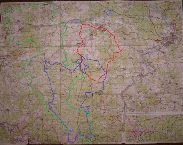 Trasy jsou barevně označené a jedna je zčásti na malé mapce v pravém rohu. 