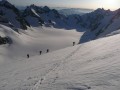 V pozadí je vidět vrcholy lemující ledovec Blanc a i naši přístupovou cestu