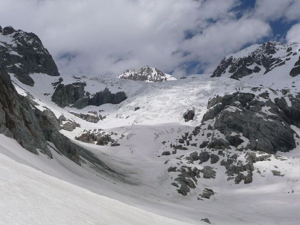 Opět nazouváme lyže a přes chatu Rufuge Glacier Blanc se dostaneme na ledovec.